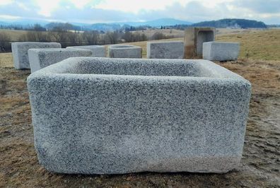 Gartenbrunnen aus Granit, Granitbrunnen, Granittrog für Wasser, Natursteinbrunnen