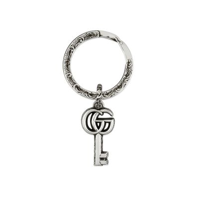 Gucci - YBF627765001 - GG Marmont Schlüsselring in gealtertem Sterlingsilber mit Schl