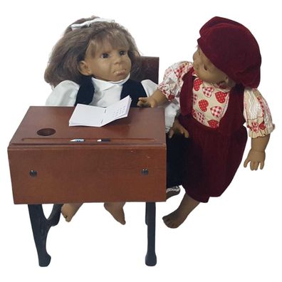 2er Set Charakterpuppen Sammlerpuppen Puppen inkl. Puppenständer mit Schulbank Gussei