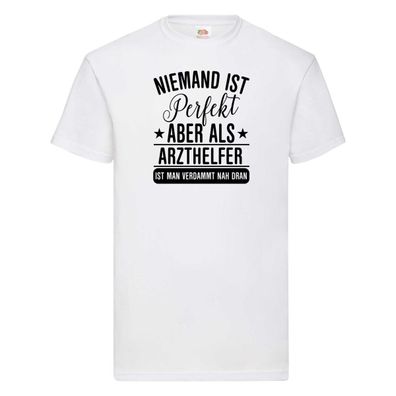 Verdammt nah dran: Arzthelfer | Fachangestellter Medizin T-Shirt Weiß