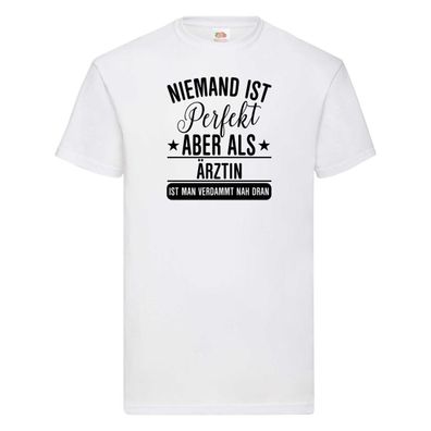 Verdammt nah dran: Ärztin | Medizin | Doktorin | Fachärztin T-Shirt Weiß
