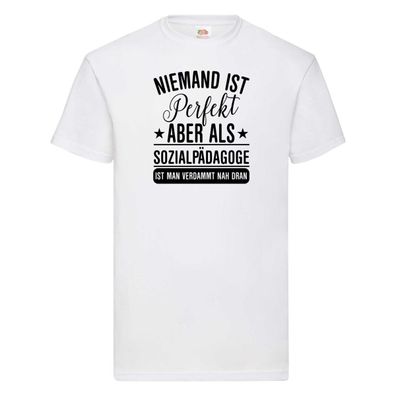 Verdammt nah dran: Sozialpädagoge | Pädagoge T-Shirt Weiß