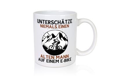 Alter man auf einem E-Bike | Radfahren | Elektro Bike - Tasse Weiß