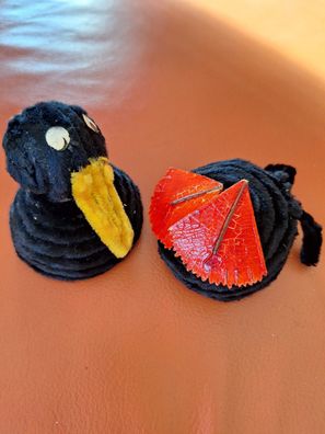 Alter Rabe Chenille zum Befüllen bzw. Sammeln - Selten