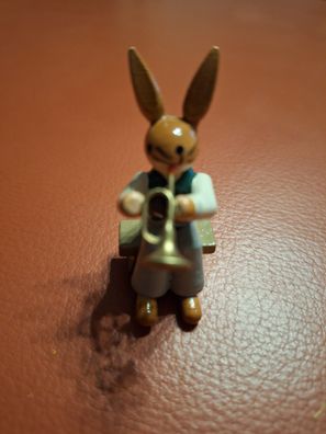 kleine Osterdeko - Hase mit Posaune Erzgebirge Volkskunst