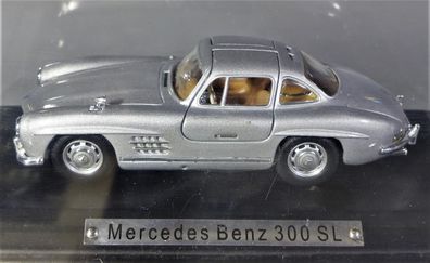 Modellauto im Maßstab 1:43 Mercedes Benz 300SL Flügeltürer in Vitrine auf Holzsockel