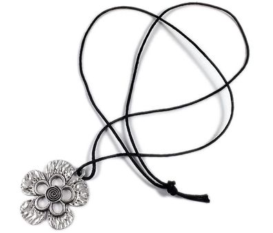 Minott Kette aus Baumwolle zum verknoten mit Blume Anhänger 21397