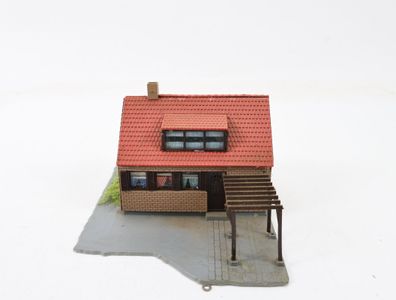 Spur H0 Gebäude Wohnhaus Einfamilienhaus mit Carport