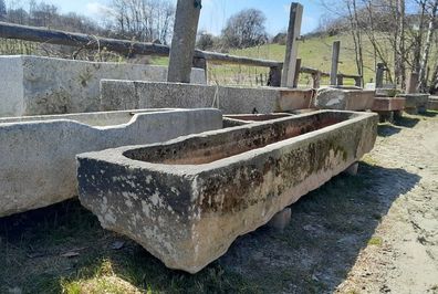 Granittrog, antiker Granit, Steintrog, Brunnentrog, Pflanztrog für Garten aus Granit
