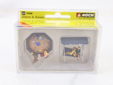 Noch H0 15590 Figuren-Set Eltern & Kinder mit Sandkasten + Hollywoodschaukel