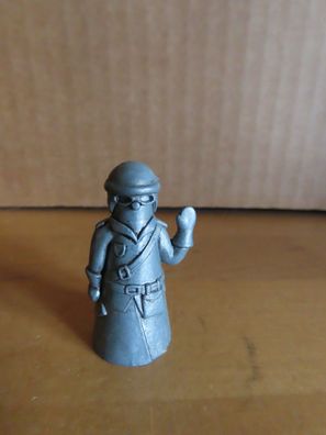 Figur kleiner Mann in Polizeikleidung Zinn?? ca. 3,8 cm H (Setzkasten)