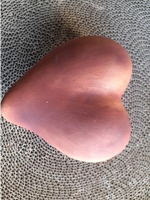 Tierurne in Form eines Herzes aus Keramik Dekor terra