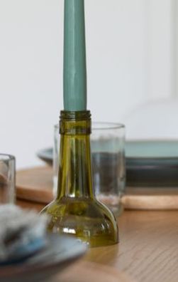 Kerzen Ständer aus der deutschen Wein Flasche MIT einer Spitzkerze
