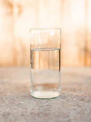 Trink Glas für den großen Durst oder Vase? Upcycling aus der leergetrunkenen Weinflas