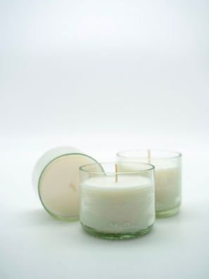 Rapswachs Kerze upcycling in transparenten Weinflaschenunterteil