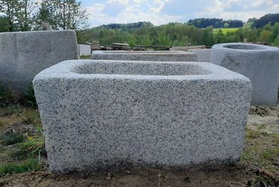 Brunnentrog aus Granit, Granitbrunnen, Granittrog, Steintrog für Wasser, Granitgrand