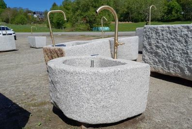 Brunnentrog mit Messingeinlauf, Granitbrunnen, Gartenbrunnen, Granittrog, Steintrog