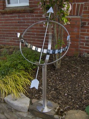Edelstahl Sonnenuhr für die exklusive Gartengestaltung
