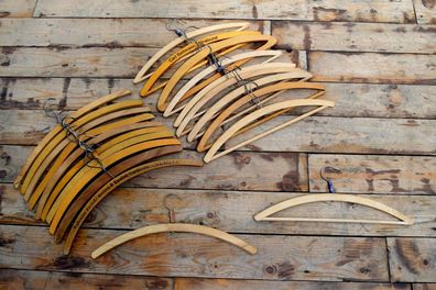 Konvolut 21x Kleiderbügel mit Hosenhalter Alt Buche massiv Antik Vintage Holzbügel