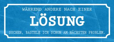 Schild Während Andere Nach Einer Lösung Suchen Bastele Ich Am Nächsten Problem