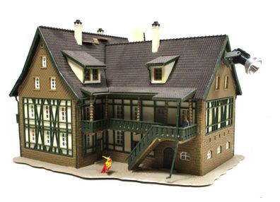 Fertigmodell N Fachwerkhaus mit Scheinwerfer (HN-0391g)