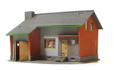 Fertigmodell H0 (6) Faller Siedlungshaus mit Terrasse und Kamin (H0-1054g)