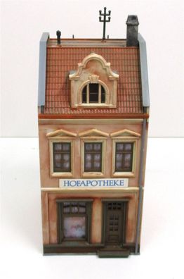 Spur H0 Fertigmodell Kibri Stadthaus mit Hofapotheke patiniert
