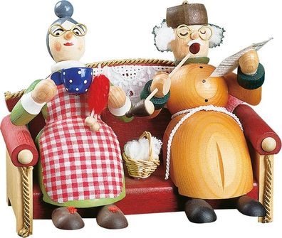 Richard Glaesser Rauchmann Oma und Opa auf Sofa aus Seiffen im Erzgebrige
