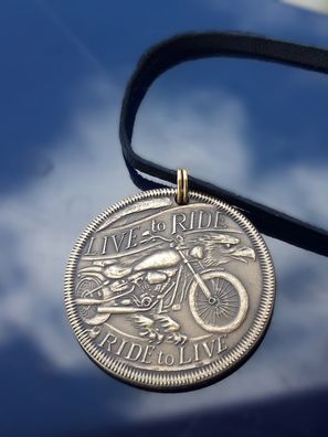 Live to ride Ride to live Anhänger aus Messing Tombak mit hand Patina 31 mm lackiert