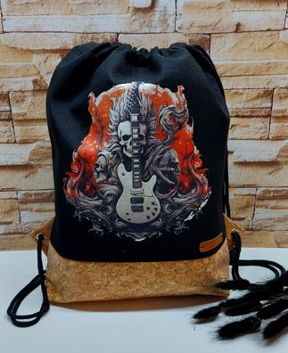 Turnbeutel Rucksack Taschenbeutel in schwarz und Kork - Gitarre und Totenköpfe