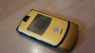 Motorola RAZR V3 Farbe gold / foliert / ohne Simlock / Klapphandy