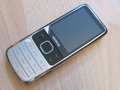 Nokia 6700 classic in Farbe silber - chrom / WIE NEU