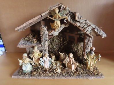 Weihnachtskrippe aus Holz mit 9 Figuren aus Plastik / ca. 27,5 cm hoch