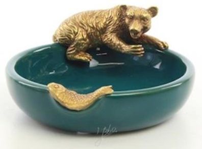 Casa Padrino Designer Porzellan Aschenbecher mit Bronzefiguren Bär & Fisch Grün / Gol