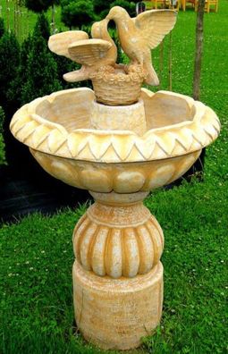 Casa Padrino Jugendstil Gartenbrunnen mit dekorativen Tauben Beige Ø 73 x H. 125 cm