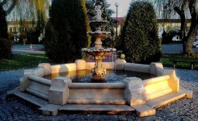 Casa Padrino Barock Springbrunnen / Gartenbrunnen Junge mit Goldfisch Grau Ø 490 x H