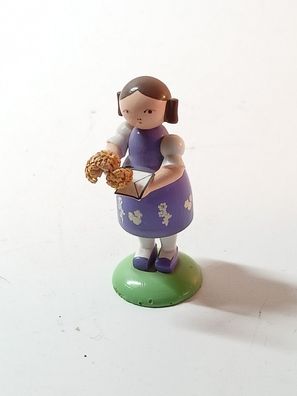 Erzgebirge Mädchen mit Blumen und Brief - Handarbeit Figur ca. 8 cm - Holzfigur viol