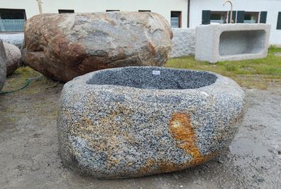 Findlingstrog aus Granit, Granittrog, Granitbrunnen, Findlingsbrunnen, Pflanztrog