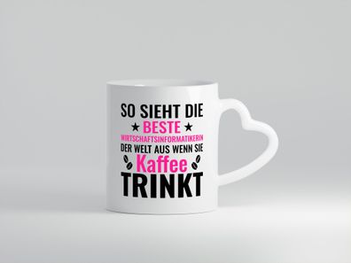 Kaffee trinkt: Wirtschaftsinformatikerin | Informatikin - Herz Tasse Weiß