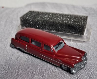 Cadillac 54 Station Wagon weinrot, Praline