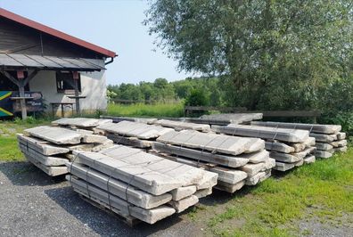 Alte Treppenstufen aus Granit, antike Granitstufen, Granittreppenstufen, Granittreppe