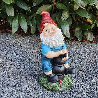 Gartenfigur Gartenzwerg beim brennen 22 cm