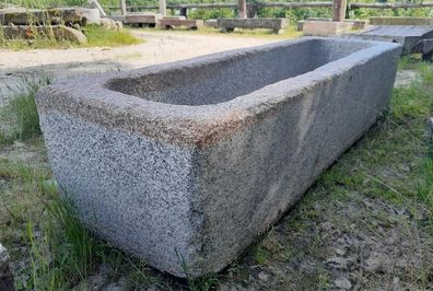Granitbrunnen, Natursteinbrunnen, großer Granittrog, Brunnentrog, Gartenbrunnen