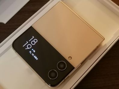 Samsung Galaxy Z Flip4 5G Dual-SIM 128GB Pink Gold > 36 Monate (3 Jahre) Gewähr