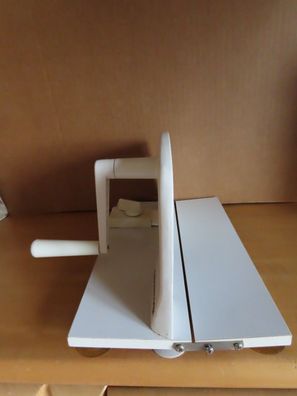 alte Kurbel-Brotmschine Brotschneidemaschine klappbar weiß Schulte