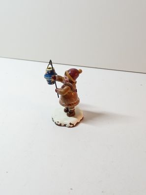 Erzgebirge Junge mit Laterne- Hubrig Winterkinder - Holzfigur ca. 5 cm - auf Schnee