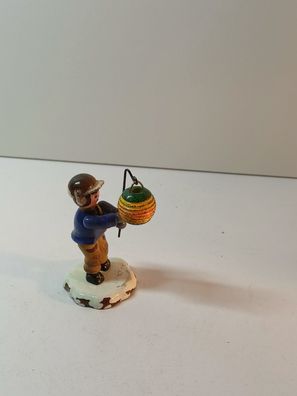 Erzgebirge - Junge mit Lampion Hubrig Winterkinder - Holzfigur ca. 5 cm - auf Schnee