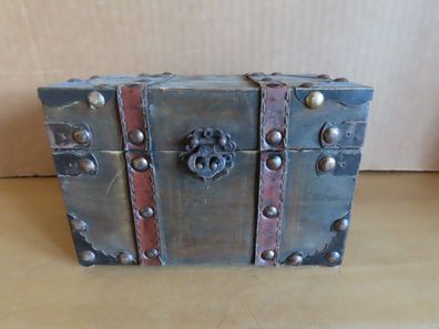 kleine Truhe Holz mit Kunstleder-Riemen und Beschlägen Deko ca. 16,9x9,4cm