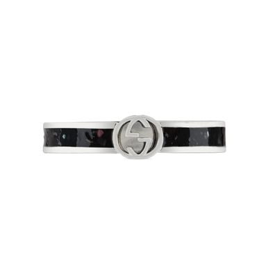 Gucci - YBC701620001 - ineinandergreifender G -Ring in Sterlingsilber und schwarzem E