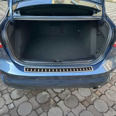 Ladekantenschutz für Ford Focus Stufenheck 2018-2025 Chrom Kohlefaserfolien